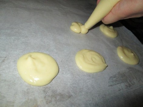 Piping macaroons