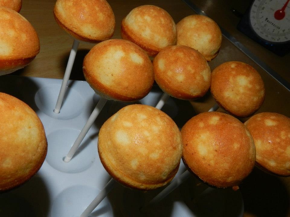 Pop cakes cooling