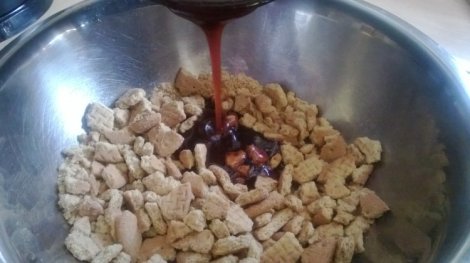 Chocolat mix being poured onto digestives